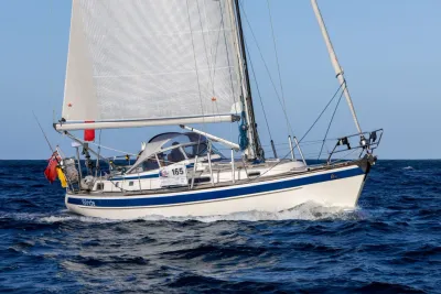zeiljacht zijaanzicht op open water