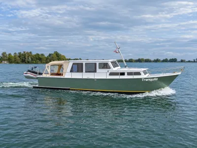 wit-groene motorboot op open water