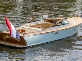 open runabout boot op het water
