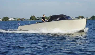 sloep in vaart op open water