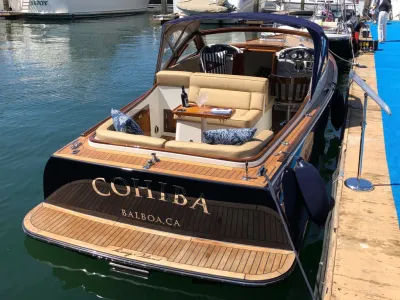 achterkant van houten boot afgemeerd in jachthaven
