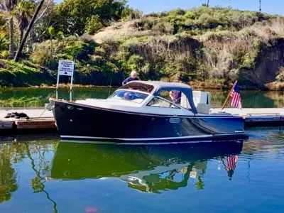 compact runaboutboot aangemeerd bij een steiger