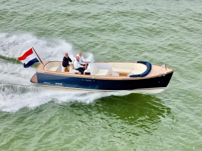 motorboot varend op open water met personen