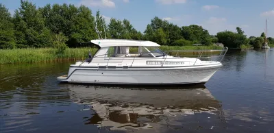 witte motorboot op rustig water