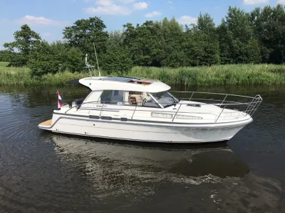 wit motorjacht op rustig water