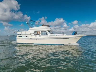 wit motorjacht op open water