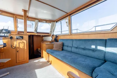 Saloninterieur met zitbank en stuurstand