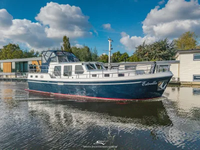 motorjacht in het water bij ligplaats