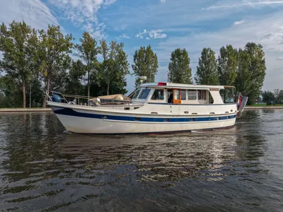 motorjacht op water met bomen op achtergrond