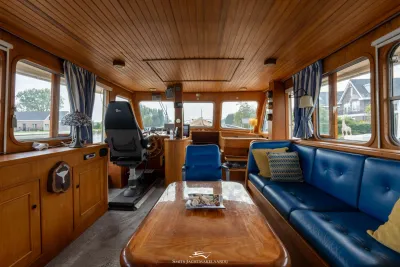 interieur van motorjacht met houten afwerking