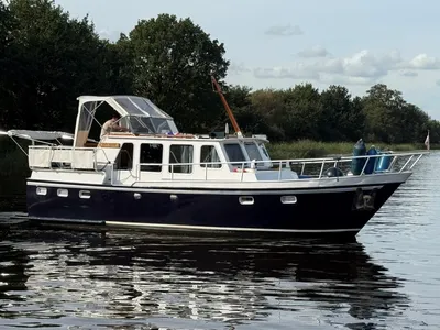 motorjacht liggend op rustig water