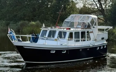 motorschip op water met bomen op achtergrond