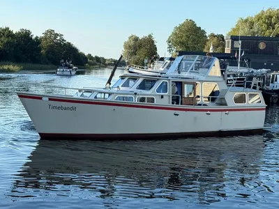 wit jacht op rustige waterweg
