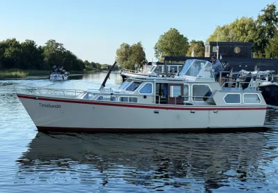 witte kajuitmotorboot liggend in het water