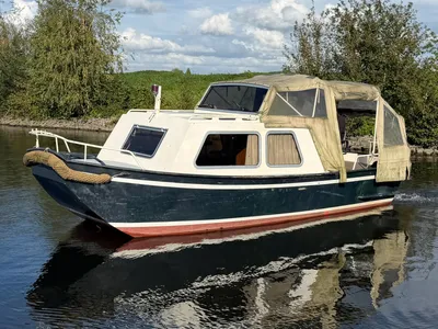 wit-groene motorboot in kanaal