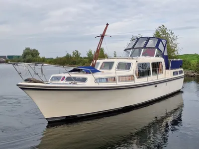 motorjacht in het water met bimini en kajuit