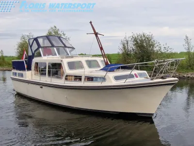 motorboot op het water met kajuit