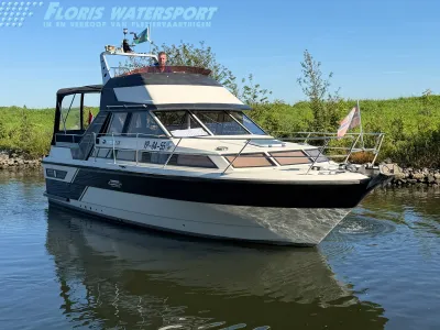 motorjacht in het water langs oever