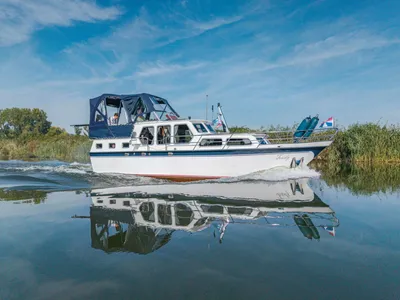 wit motorjacht op rustig water