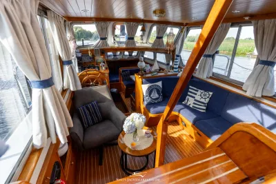 interieur salon van motorjacht met zitgedeelte