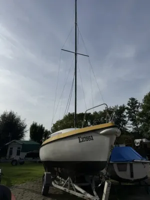 zeilboot op trailer op land