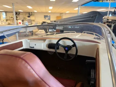 bootinterieur met stuur en stoel in showroom
