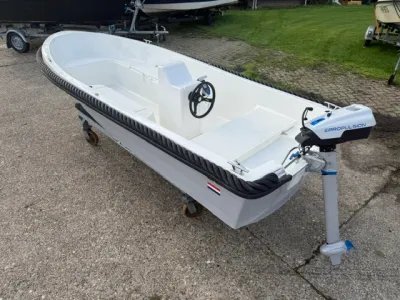 witte open motorboot op steunen