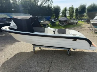 witte tender met zonnedek en kap