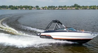 sportboot varend op een meer