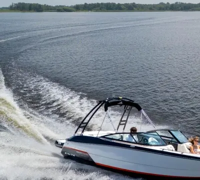 sportboot op het water met wake