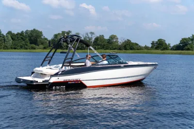 sportboot op het water met wakeboardtoren