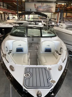 Vooraanzicht van bowrider in binnenshowroom