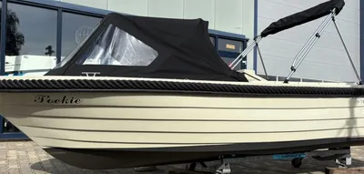 tendersloep met buiskap op trailer/stand
