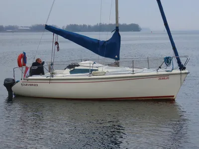 zeilboot op rustig water