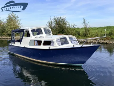 wit-blauwe kruiser op rustig water