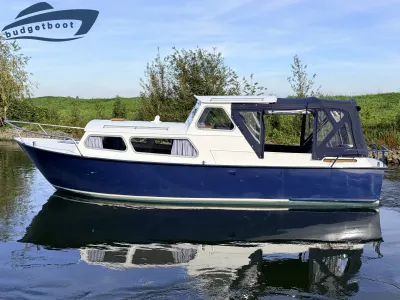 blauwe motorcruiser in het water