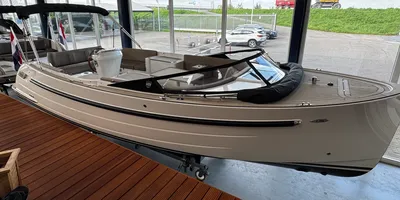 motorboot in showroom