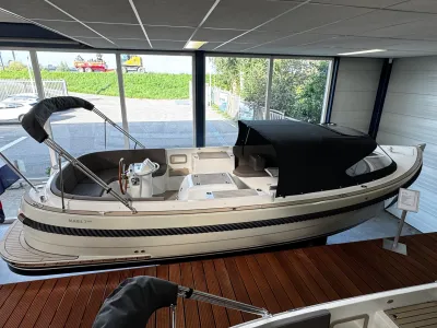 Motorboot in showroom