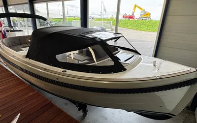 boot in showroom met buiskap