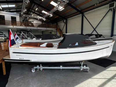 witte sloep in binnenshowroom
