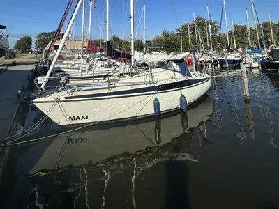 zeiljacht aangemeerd in jachthaven