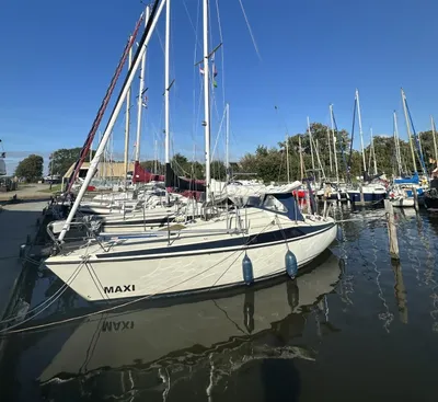 zeiljacht aangemeerd in jachthaven