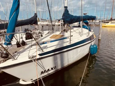 zeilboot afgemeerd in jachthaven