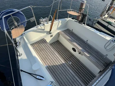 Kuip en achterdek van zeilboot