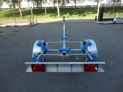 boottrailer op parkeerplaats met kiel- en kimrollen