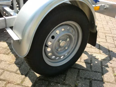 Close-up van trailerwiel en spatbord