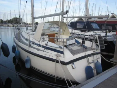 zeiljacht afgemeerd in haven