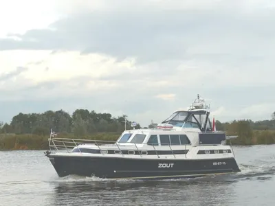 motorjacht op water met bewolkte lucht