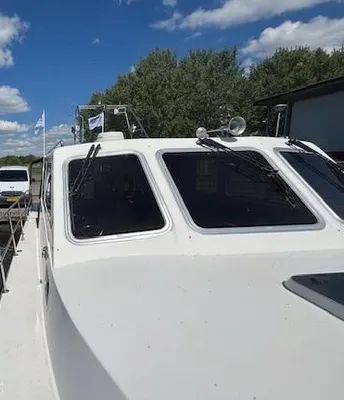 voorkant en dek van motorjacht in haven