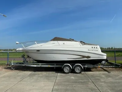 snelcruiser op trailer bij hek
